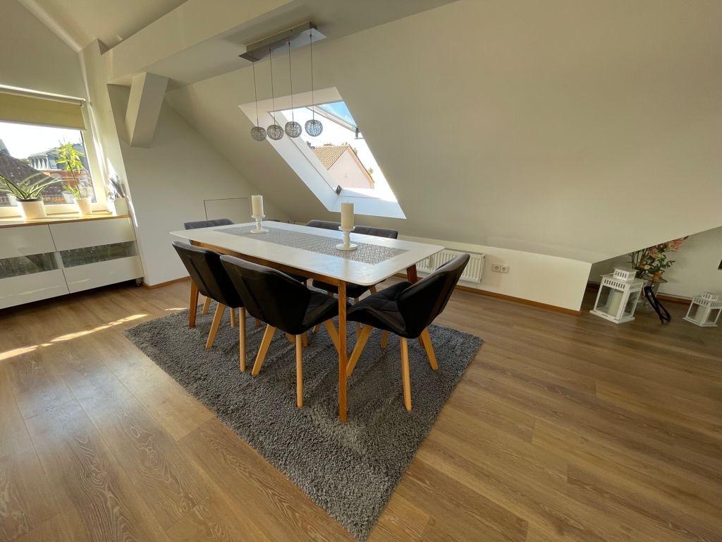 DG · Esszimmer mit Pendelleuchten
