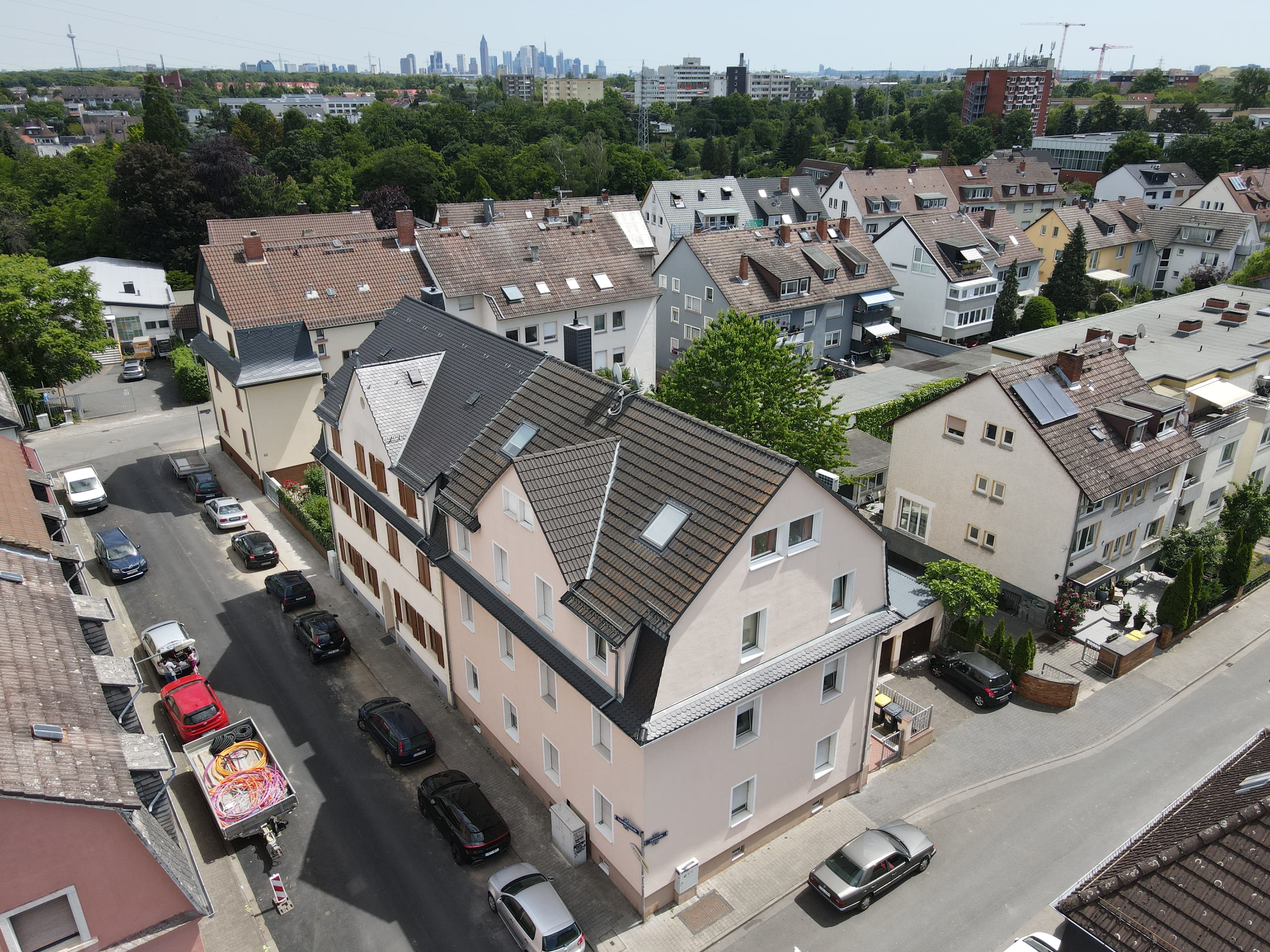 Lotzstrasse 24 · Luftaufnahme mit Frankfurter Skyline